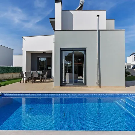 Near Obidos Lagoon And Surf Beaches, Cleaning Included Villa Foz do Arelho